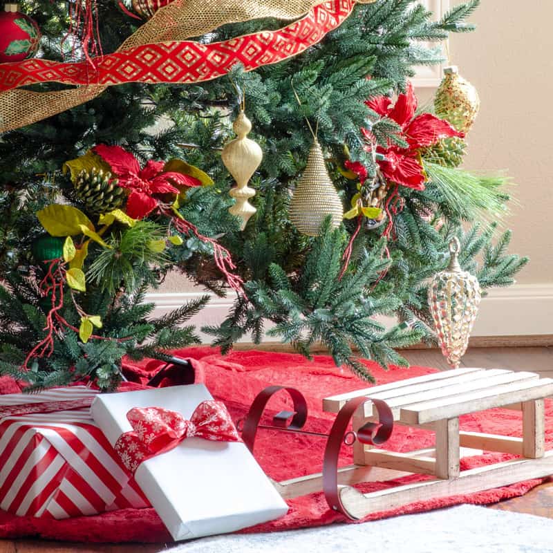 10 Elegant Christmas Tree Decorating Ideas | ICONIC LIFE