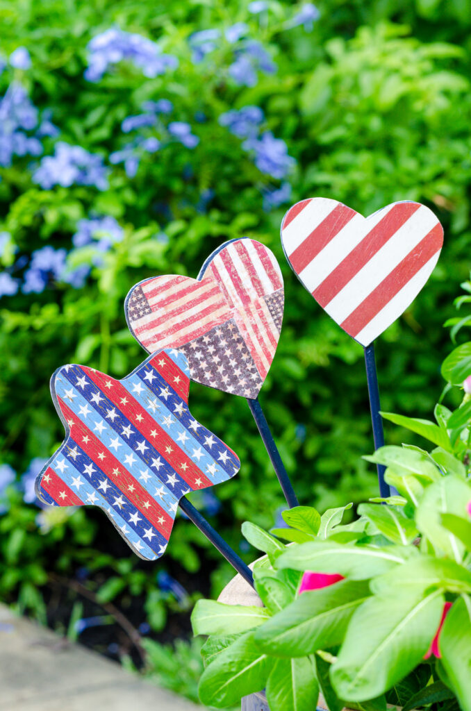 Decorative garden stakes trio in flower pot